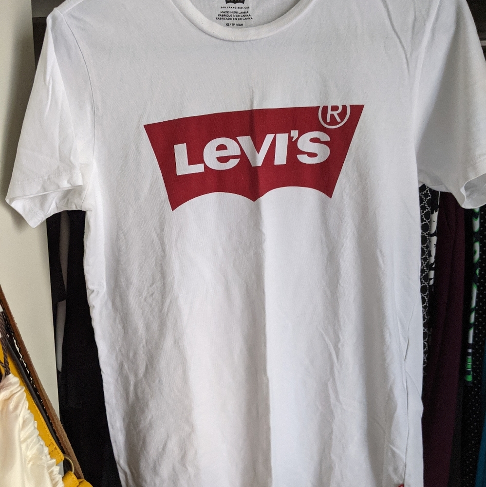 Levi's tee